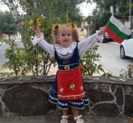 161 български знамена в чест на 161 години от рождението на Райна Княгиня