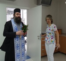 Пациенти, лекари и служители на МБАЛ „Уни Хоспитал“ благослови на Богоявление Негово Всеблагоговейнство протойерей Атанас Манолов
