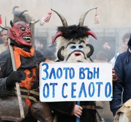 Кукери пъдиха злото в няколко панагюрски села
