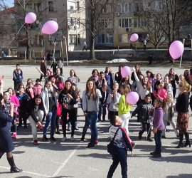 С българско хоро и розови балони в ОУ”Проф. Марин Дринов” отбелязаха международния „Ден за борба с училищния тормоз“