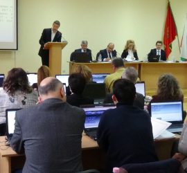 Гласуват програми, приемат отчети, избират управител, разпореждат се с общинско имущество