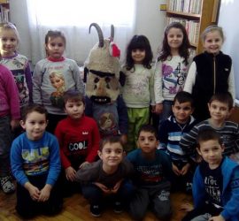 Малчуганите от ДГ„Надежда” с. Бъта гостуваха в библиотеката на местното читалище, за да се запознаят с традициите на кукерския празник ”Рогача”