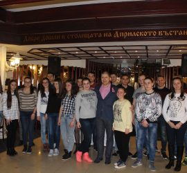 24 отлични ученици получиха стипендии по проекта „Образование за всички“ на фондация „Асарел“