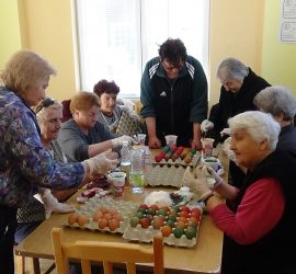 Доброволци на БЧК- Панагюрище боядисаха 1300 яйца за Великден