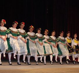 Танцьорите на хореографа Мария Бензарова на „Лазарска броеница“  днес в гр. Брацигово