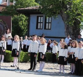 Истински урок по родолюбие представиха децата от ДГ „Райна Княгиня“