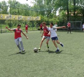 12 отбора се включиха в първия ден на турнира по футбол за деца и юноши “За малките и голямата игра”.Финалите са в неделя