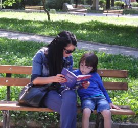 Да почетем заедно от любимите си книги днес в градския парк на Панагюрище