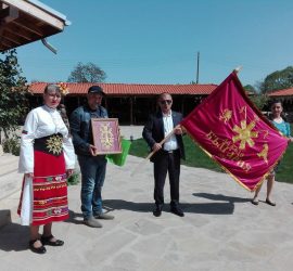 Учителката Елисавета Георгиева дари везано знаме на „Двора на Кирилицата”