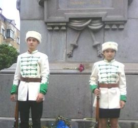 Млади възрожденци от Панагюрище на почетен караул пред паметника на Васил Левски в София