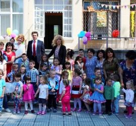 Ръководството на община Панагюрище зарадва с подаръци децата от детските градини и социалните услуги