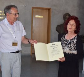 Лилянка Цветанкова дари на Историческия музей част от женски празничен костюм от Панагюрище