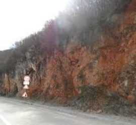 Паднали камъни в някои пътни участъци в областта затрудняват движението