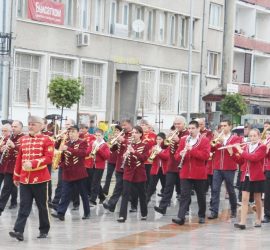 Духови оркестри и мажоретни състави на парад в Панагюрище