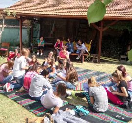 В с.Попинци девойки изработват дантели, фолклорни шевици и сватбени покани по проект „Да се кичат, да се радват, да си дойдат, да се женат“