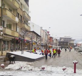 Малка снежна покривка в Панагюрище, почистват улици и обществени места