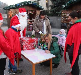 Десетки деца пуснаха писма в кутията на Дядо Коледа на площада в Панагюрище