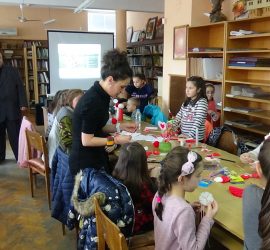 Деца твориха мартенички в библиотеката, една от тях подариха на посланика на Казахстан