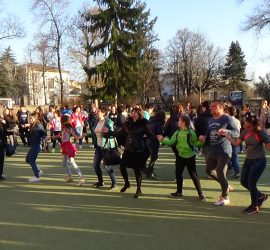 Бончевци от различни поколения заедно извиха голямо хоро днес в двора на училището