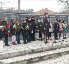 С признателност, слово и  стръкче цвете с. Попинци отбеляза тържествено националния празник на Република България и 141 годишнина от Освобождението от турско робство