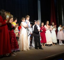 Приказната история за „Пепеляшка” представиха младите актьори от театралната студия при читалището