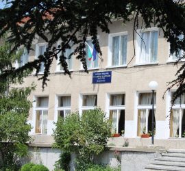 Община Панагюрище с проектни предложения за благоустрояване на площада в Попинци и читалището в Оборище