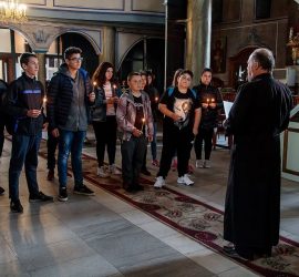 Шестокласници от ОУ”Двайсти април” направиха дарение на църквата „Св. Георги Победоносец”