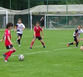 12 български и македонски футболни отбори от набор 2008 се състезават за купата на Тракийски хотелиери в Панагюрище