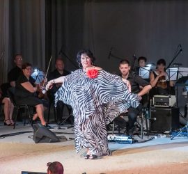 Йорданка Христова и нейните „Любими евъргрийни” на сцената в Панагюрище