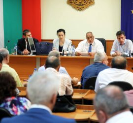 Министър-председателят Бойко Борисов в Пазарджик: По 300 лева ще получат собствениците на прасета, отглеждани в тип „заден двор“, ако доброволно умъртвят животните