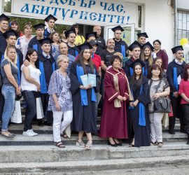 За учениците от 12”б” клас на Професионалната гимназия ритуалът по дипломирането завърши с последна родителско-ученическа среща