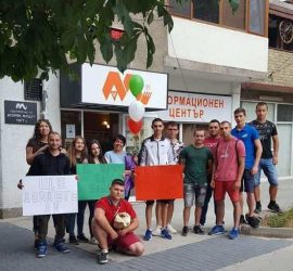 Зрелостниците от 12 “б“ клас на ПГИТМТ поканиха класната си на абитуриентски бал с гайда