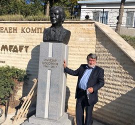 Вежди Рашидов извая бюст-портрет на Лъчезар Цоцорков