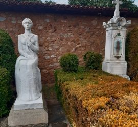 Паметниците в двора на къща музей „Райна Княгиня“ бяха почистени основно. Това се извършва за първи път от поставянето на двете надгробия