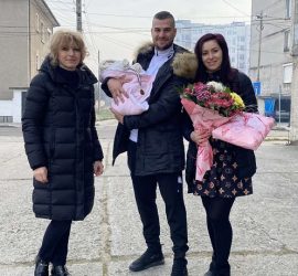 „Да бъдат здрави, да растат щастливи, обградени с любов“, пожела заместник -кметът Галина Матанова  на първото бебе за 2021г. и последното за 2020г. на община Панагюрище