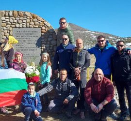 Туристи поднесоха венец пред паметника на ген. Дандевил и загиналите руски воини под връх “Етрополска баба“