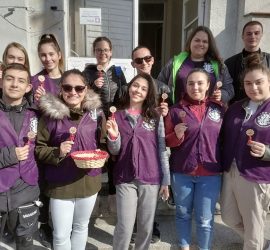 Младежите от „Лео клуб“ зарадваха с цвете нежната половина от екипите на ДКЦ, МБАЛ“Уни Хоспитал“ и Филиала за спешна медицинска помощ в града