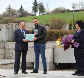 Връчиха официално наградата „Любородие“
