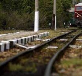 Ремонтират железопътния прелез между Стрелча и Панагюрище. Движението на превозните средства през прелеза се извършва по едната пътна лента