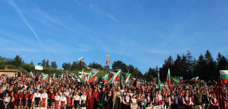 На 3 октомври 2015 година Панагюрище запя в един глас песента за Райна Княгиня