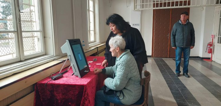 Демонстративно пробно гласуване с машини се провежда в община Панагюрище