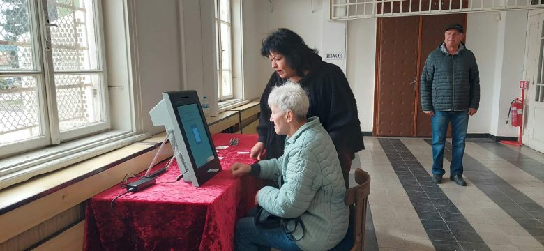 Демонстративно пробно гласуване с машини се провежда в община Панагюрище