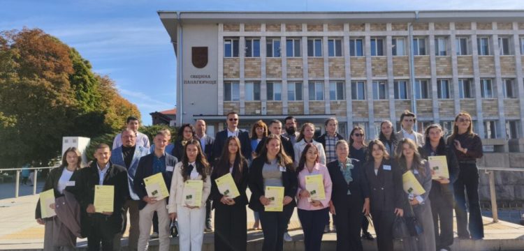 Смяна на местата – гимназисти поеха управлението на Общината за ден