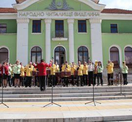 Духови оркестри и мажоретни състави на парад в Панагюрище