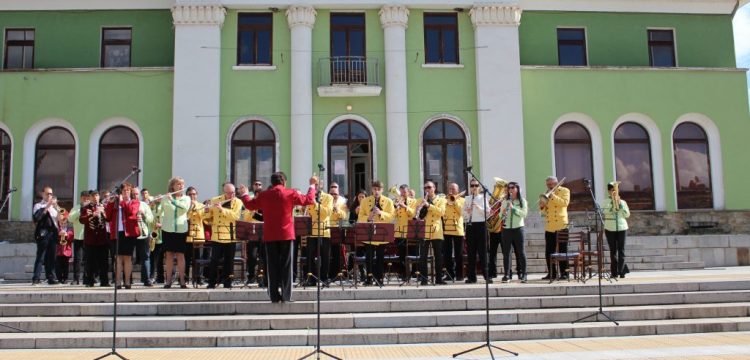 Духови оркестри и мажоретни състави на парад в Панагюрище