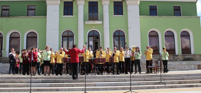 Духови оркестри и мажоретни състави на парад в Панагюрище